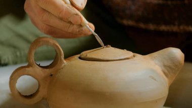 Atölyede çalışan profesyonel erkek çömlekçi.