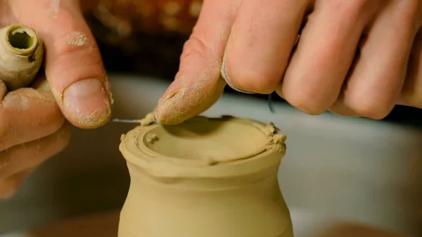 Taza de tallado de alfarero profesional con herramienta especial en taller de cerámica — Foto de Stock