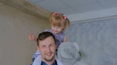 Küçük kız ve babası evde portre