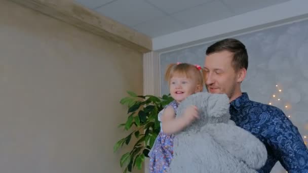 Porträt eines lustigen kleinen Mädchens und ihres Vaters zu Hause — Stockvideo