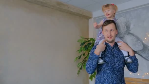 Jovem pai girando sua filha feliz — Vídeo de Stock