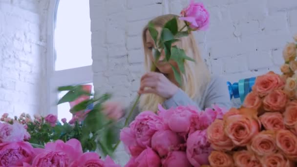 Professionelle Floristin sortiert Blumen im Atelier — Stockvideo