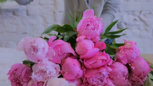 Florista mujer haciendo ramo en floristería — Vídeo de stock
