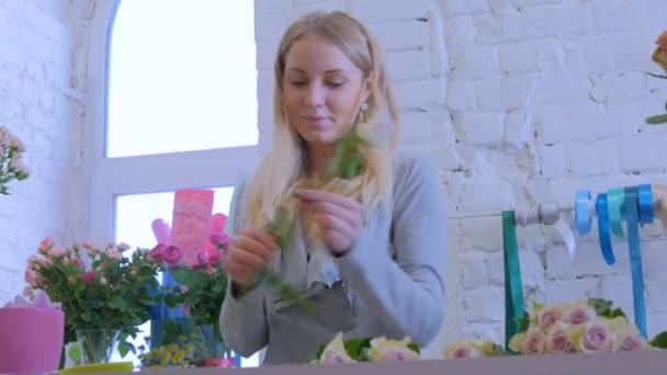 Professionell blommig konstnär sortering blommor på studio — Stockvideo