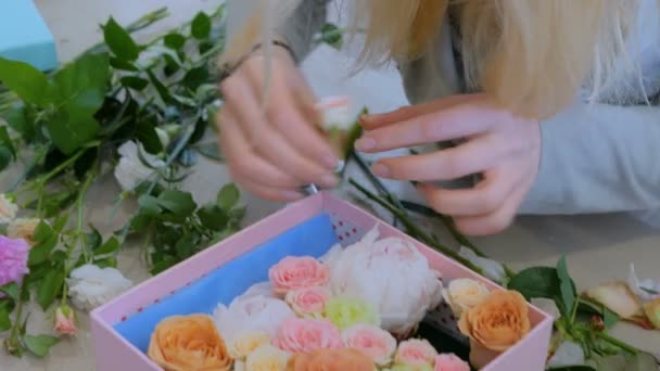 Floristería profesional haciendo caja de regalo con flores en la tienda de flores — Vídeos de Stock