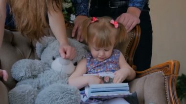 Küçük kız evde photobook arıyorsunuz.