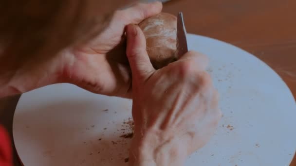 Profesyonel çömlekçi, çömlek atölyesinde özel bir aletle kuru kil bardağı şekillendiriyor. — Stok video
