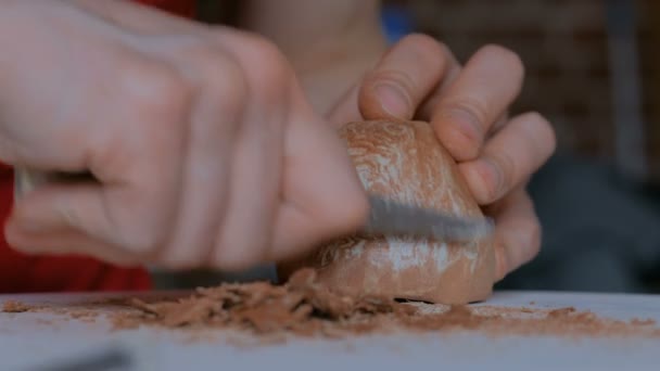 Profesionální hrnčíř tvarování suchý hliněný pohár se speciálním nářadím v keramické dílně — Stock video
