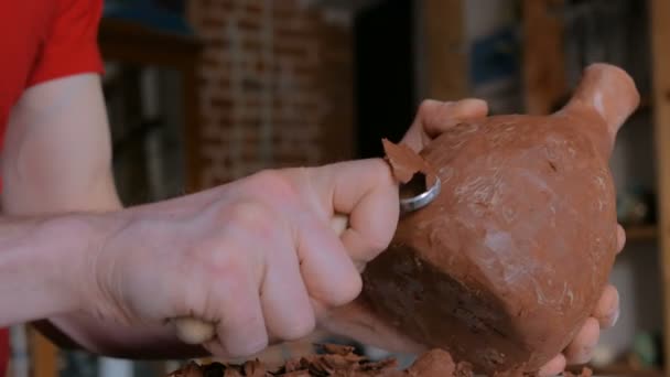 도자기 작업장에서 특별 한 도구를 사용하여 진흙 항아리를 만드는 전문 도공 — 비디오