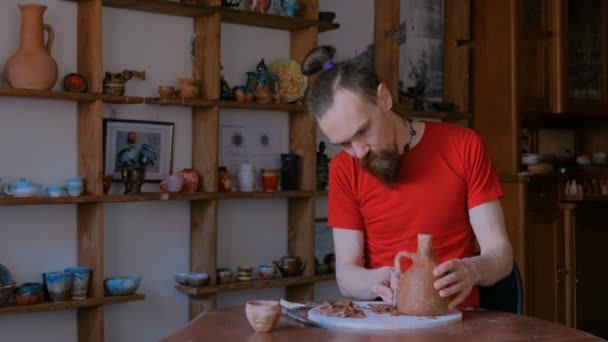 Professionell keramik forma torr lera burk med speciella verktyg i keramik verkstad — Stockvideo