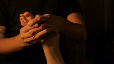 Kadın müşteri profesyonel ayak masajı yaptırıyor.