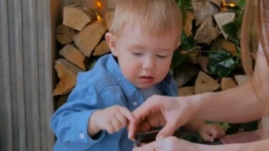 Mutlu genç anne ve küçük oğlu birlikte oynuyorlar.