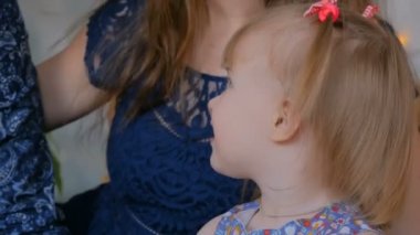 Evdeki komik küçük kızın portresi.