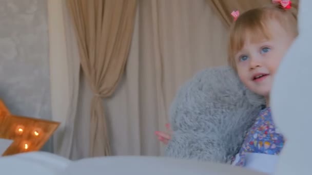 Ritratto di divertente bambina con bambola orso a casa — Video Stock