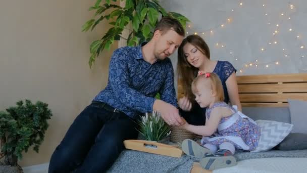 Feliz jóvenes padres y su bebé hija jugando togerher — Vídeo de stock