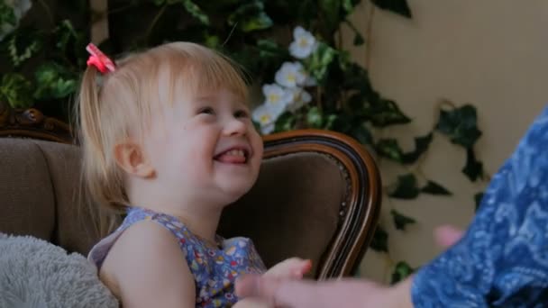 Feliz padre joven y su hija bebé jugando togerher — Vídeos de Stock