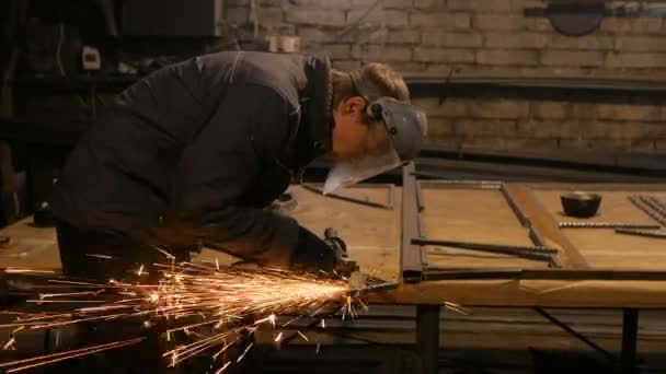 Ferreiro serrar metal com serra circular mão — Vídeo de Stock