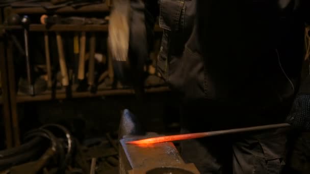 铁匠锻造熔融金属 — 图库视频影像
