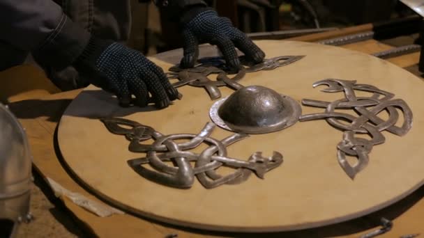 Dekoratif elemanlar forge gösterilen demirci — Stok video