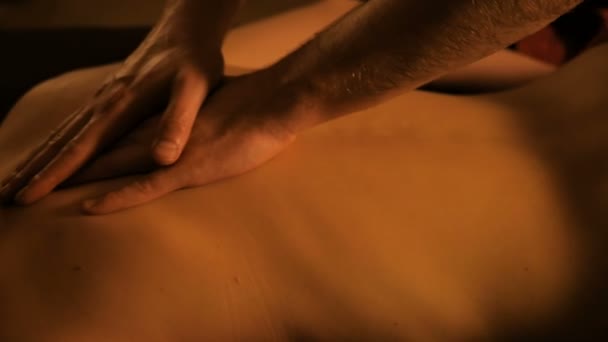 Массаж руками массажиста в спа-центре — стоковое видео