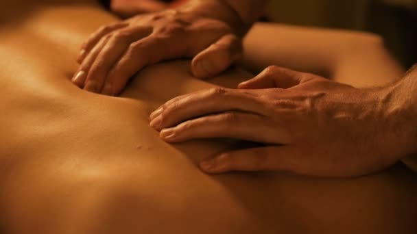 Ręce masażysty robi masaż pleców w centrum odnowy biologicznej — Wideo stockowe