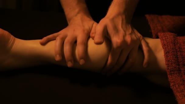 Vrouw client met professionele been massage — Stockvideo