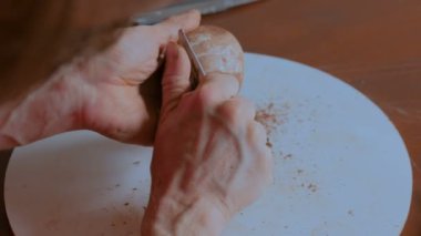 3 çekim. Profesyonel potter kuru kil Kupası seramik atölyesinde özel araç ile şekillendirme