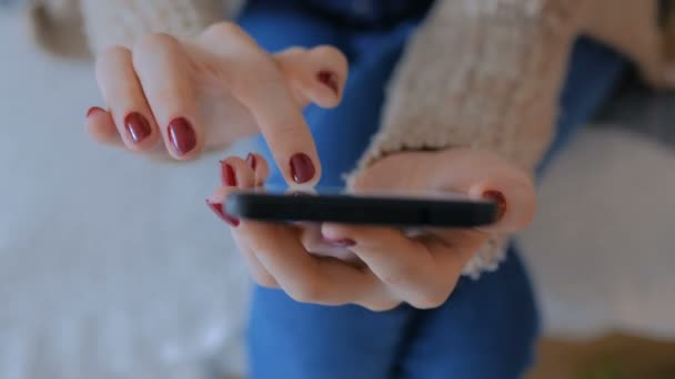 Mulher usando smartphone preto vertical em casa — Vídeo de Stock