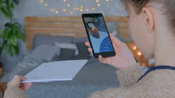 Γυναίκα που χρησιμοποιεί smartphone με εφαρμογή επαυξημένης πραγματικότητας — Αρχείο Βίντεο