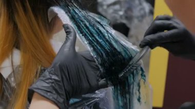 Profesyonel kuaför kadın istemcisinin stüdyoda saç boyama