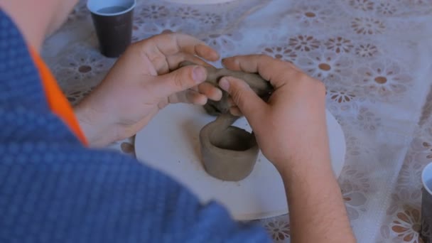 Чоловік робить кухоль у майстерні кераміки — стокове відео