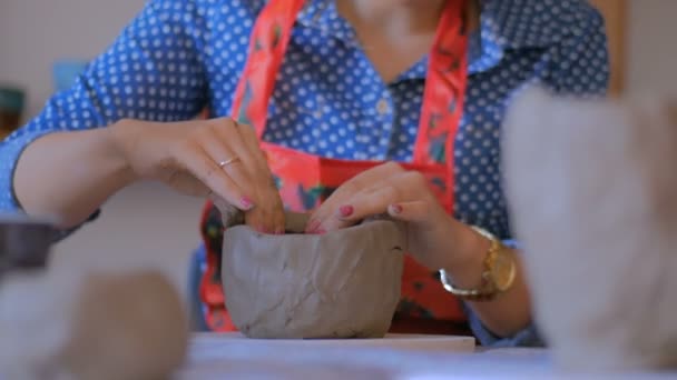 Woman making mug in pottery studio workshop — Stock Video