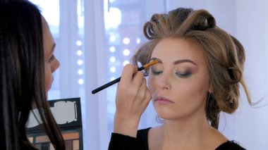 Profesyonel makyaj sanatçı çizim kaşları