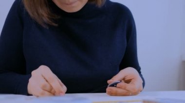 Tasarımcı el yapımı broş yapıyor