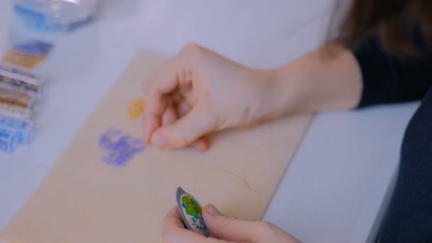 Diseñador haciendo broche hecho a mano — Vídeos de Stock