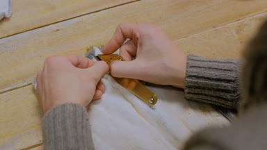 Skinner vizon kürklü deriyle çalışıyor.