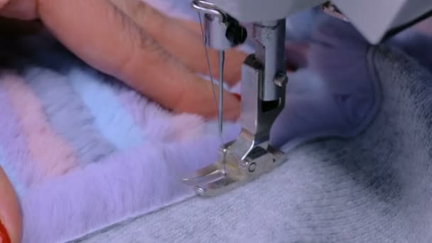 Manteau de couture sur mesure avec machine à coudre — Video