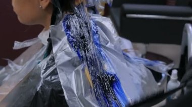 Profesyonel kuaför kadın istemcisinin stüdyoda saç boyama