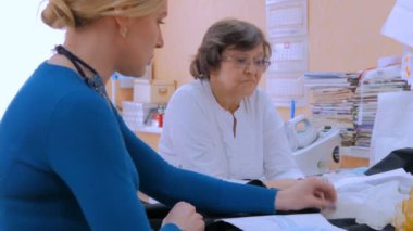 İki terzi yeni moda koleksiyonunu tartışıyor.