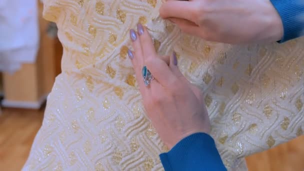 Modedesignerin arbeitet mit neuem Modell Schneiderkleid auf Schaufensterpuppe — Stockvideo