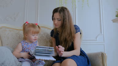 Genç anne ve küçük kızı fotobook 'a benziyorlar.