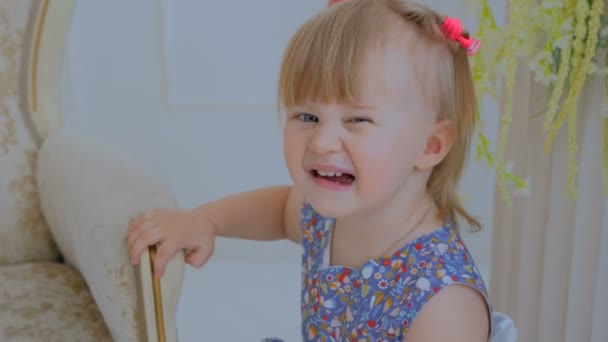 Porträtt av rolig liten flicka hemma — Stockvideo