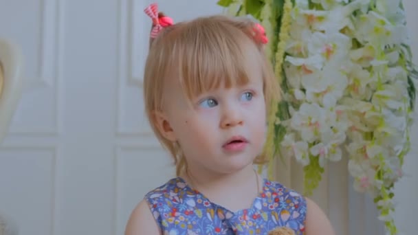 Porträtt av rolig liten flicka hemma — Stockvideo