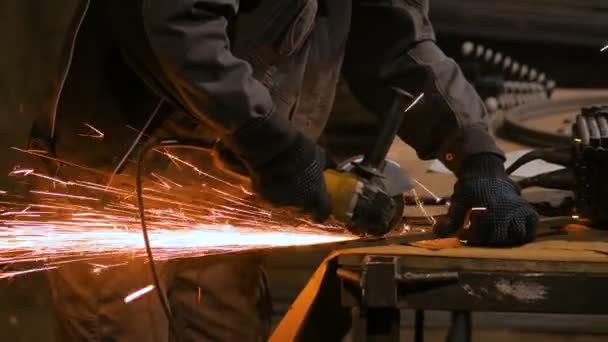 Smed sågning metall med hand cirkulär såg — Stockvideo