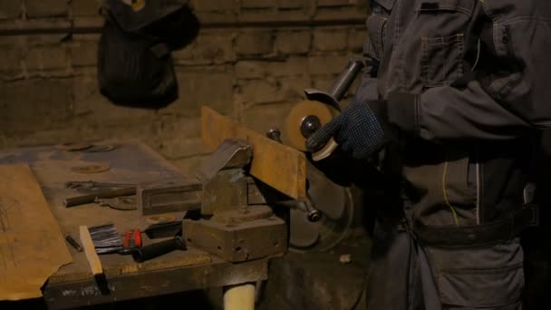 Кузнец пилит металл ручной циркулярной пилой — стоковое видео