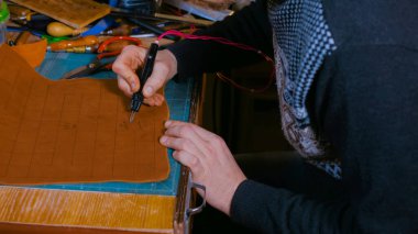 Skinner deri oyun sahasında dekoratif detaylar yapıyor.