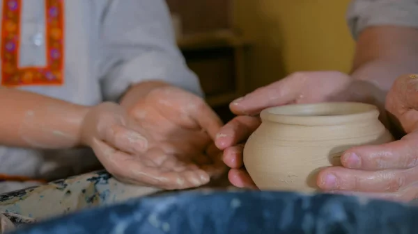 Potter mostrando cómo trabajar con cerámica en el estudio de cerámica — Foto de Stock