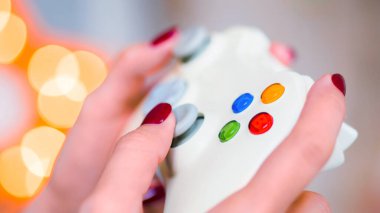 Video oyunları oynayan kadın