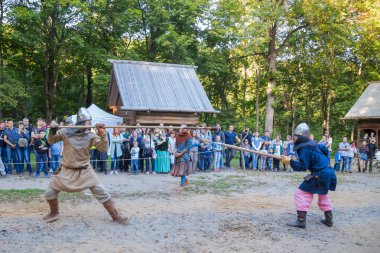 Militan ortaçağ savaşçıları tarihi festivalde savaşıyor.