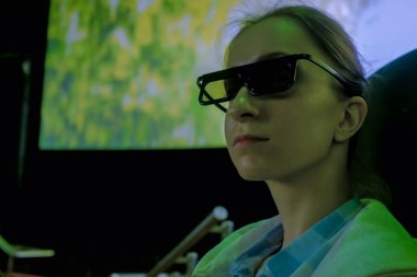 Sinemada etrafa bakan 3d gözlüklü kadın yüzü